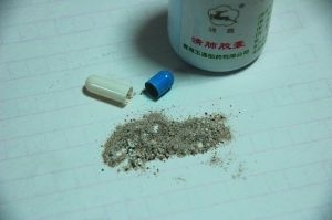 打開一看，膠囊里的顆粒疑似胡椒粉。